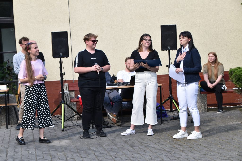 uczestnicy pikniku w trakcie wspólnej zabawy