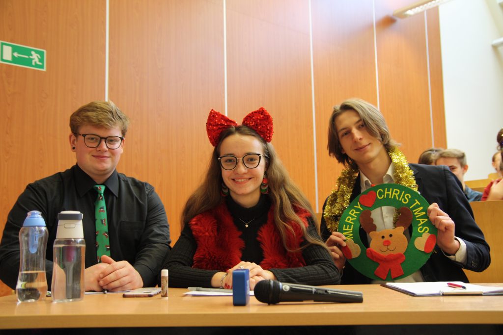 studencka komisja oceniająca debatę