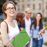 Studentka przed bydynkiem