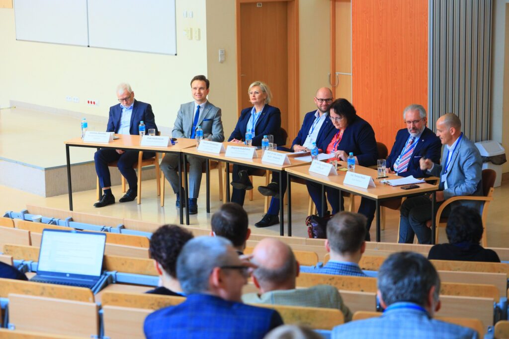 debata w trakcie konferencji