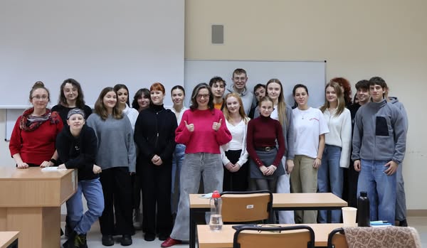 studenci w sali z posłanką Jachirą