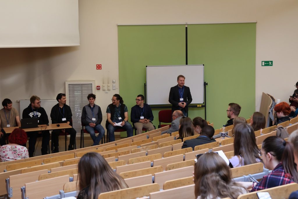 debata podczas konferencji