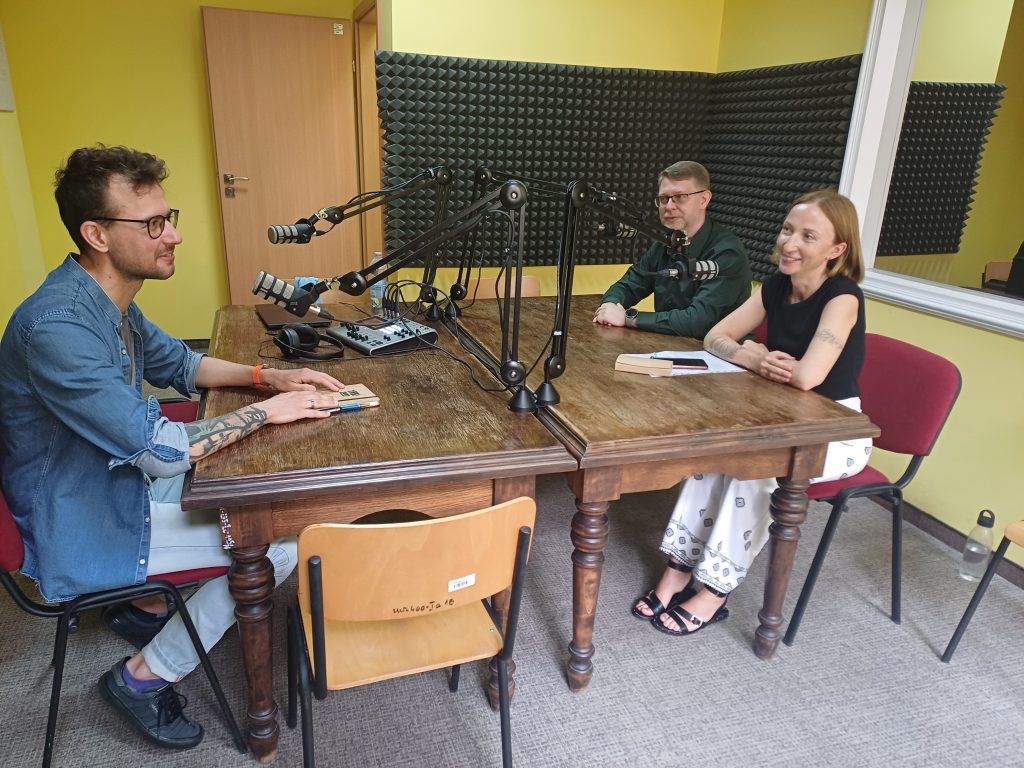 Goście podcastu w trakcie rozmowy