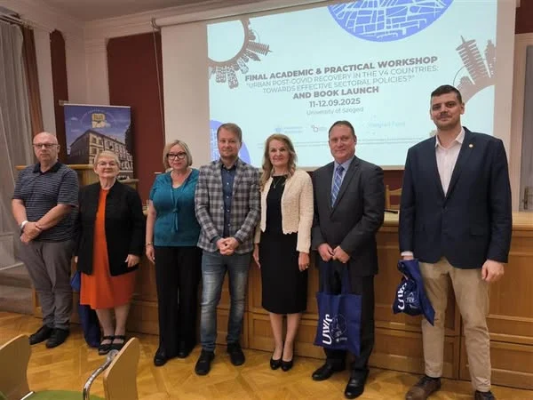 pamiątkowe zdjęcie grupowe uczestników spotkania
