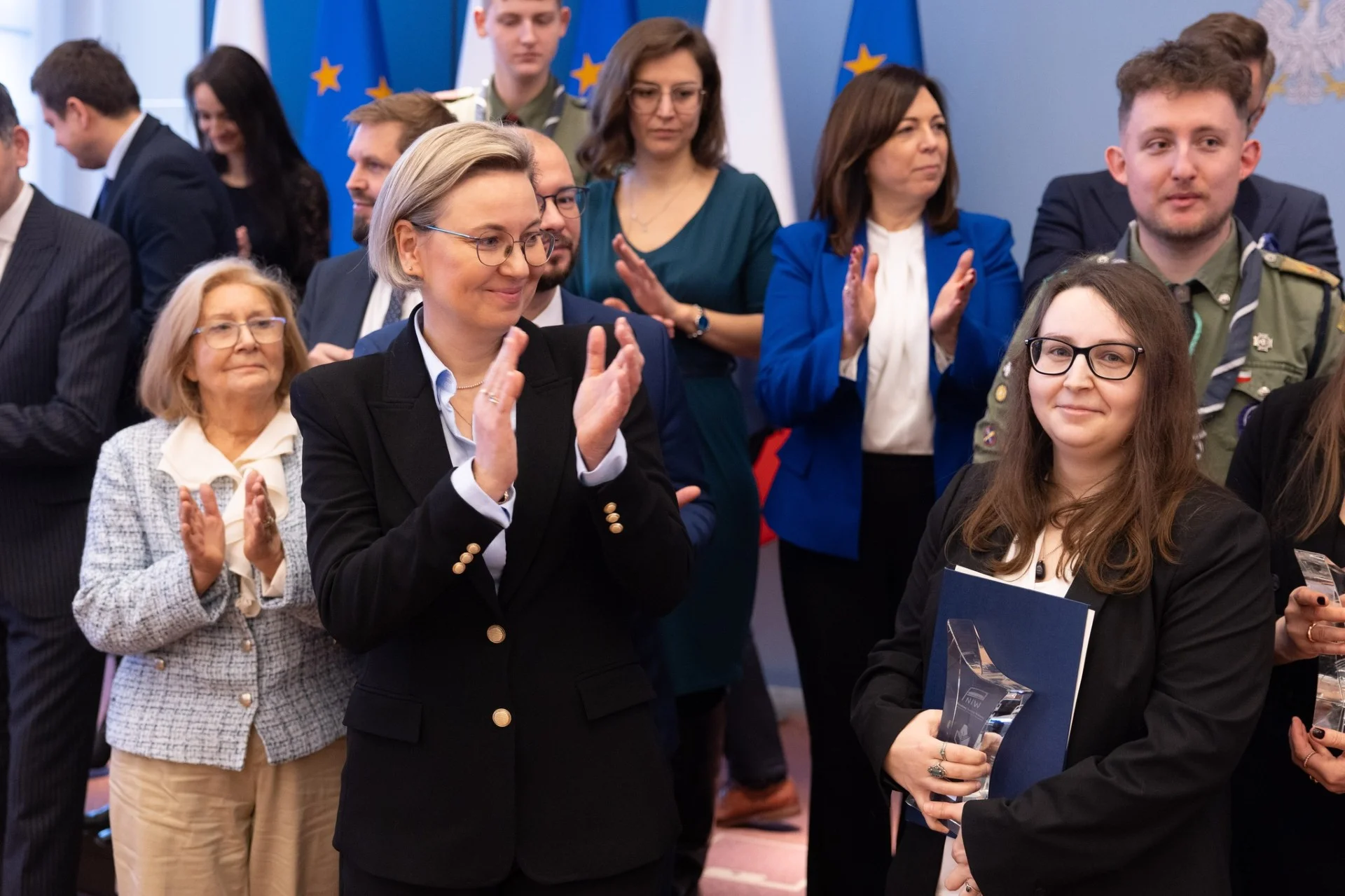 pamiątkowe zdjęcie z uroczystości wręczenia nagrody