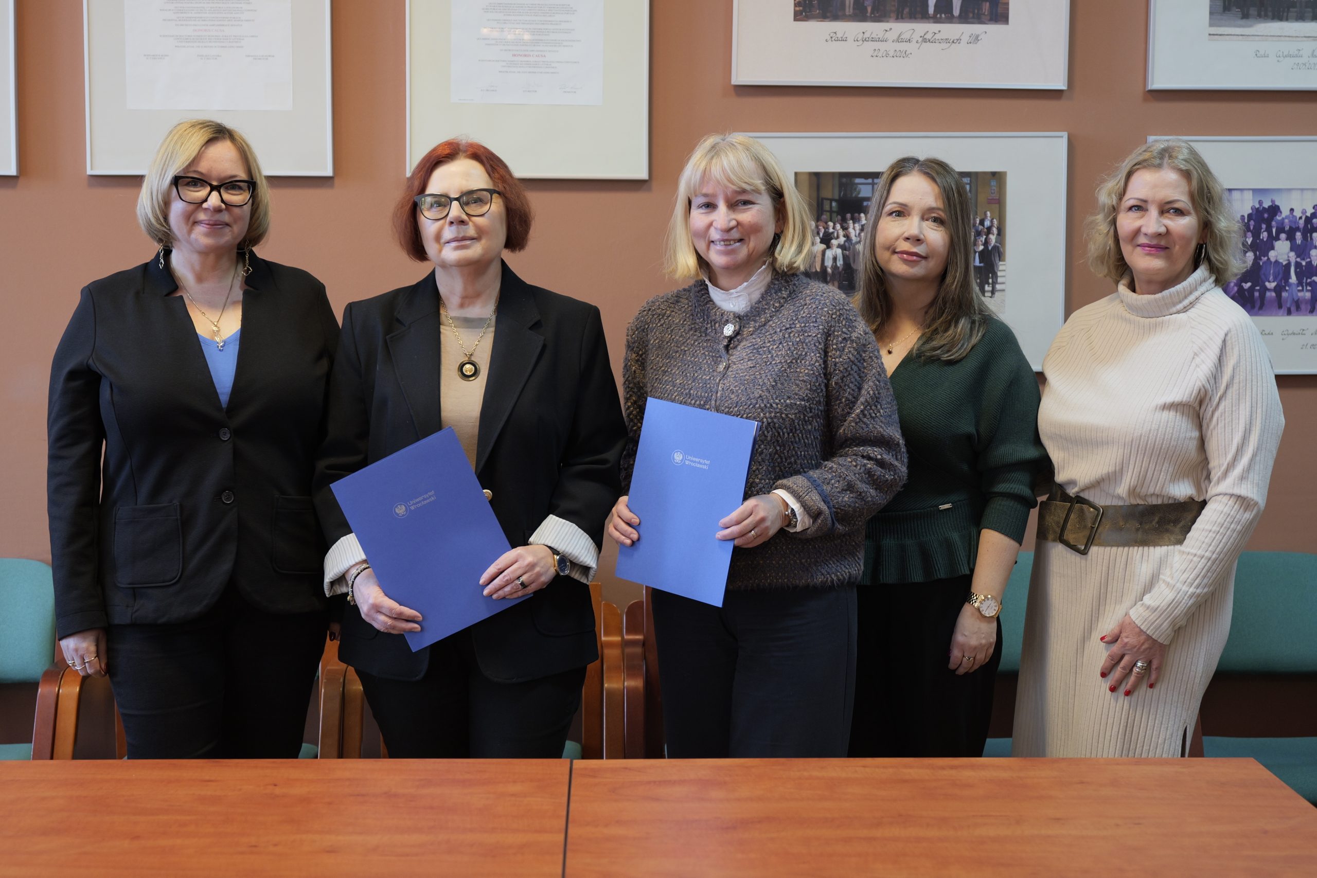 pamiątkowe zdjęcie z podpsiania umowy 