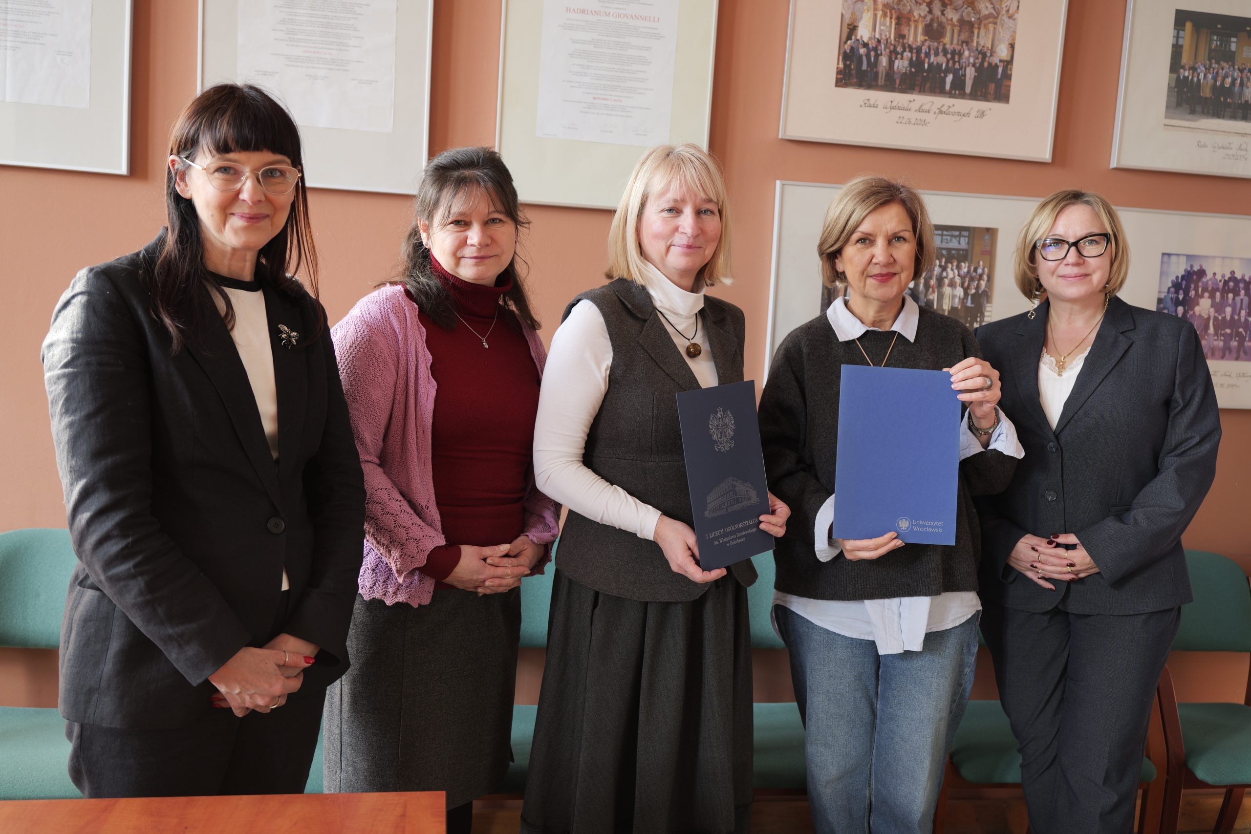 pamiątkowe zdjęcie z uroczystości podpisania umowy 