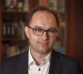 czarno białe zdjęcie mężczyzny