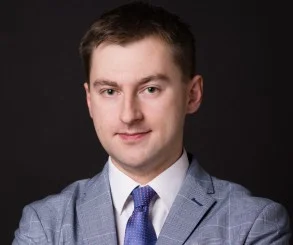 mężczyzna w białym garniturze