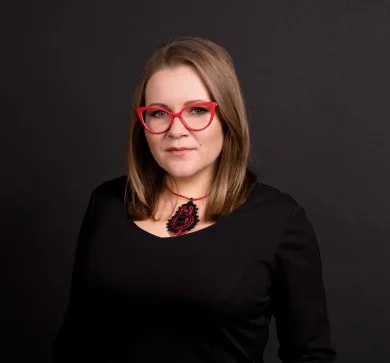 mężczyzna słuchający wykładu