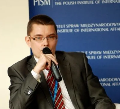 mężczyzna w białym garniturze