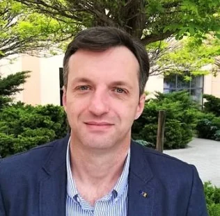 mężczyzna w białym garniturze