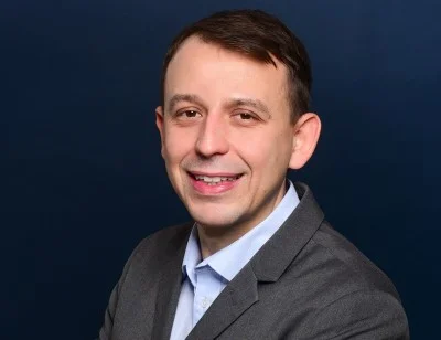czarno białe zdjęcie mężczyzny