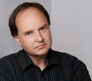 czarno białe zdjęcie mężczyzny