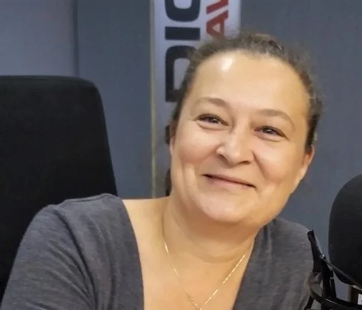 mężczyzna w białym garniturze
