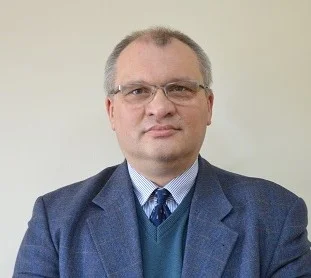 mężczyzna w białym garniturze