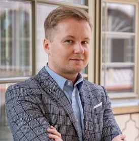 mężczyzna słuchający wykładu