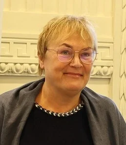 czarno białe zdjęcie mężczyzny