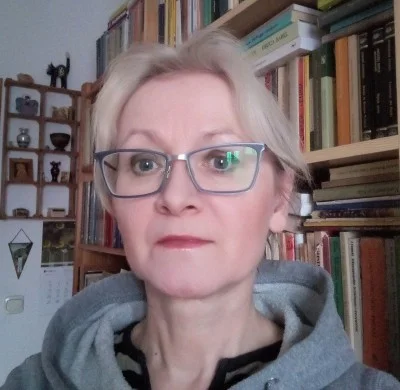 mężczyzna w białym garniturze