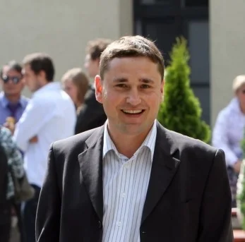 mężczyzna słuchający wykładu
