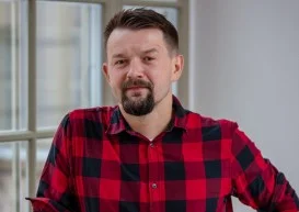czarno białe zdjęcie mężczyzny