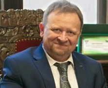 mężczyzna w białym garniturze