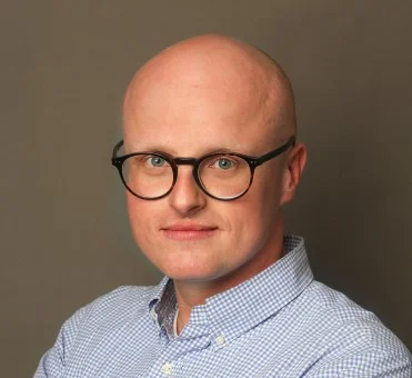 czarno białe zdjęcie mężczyzny