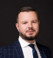mężczyzna słuchający wykładu